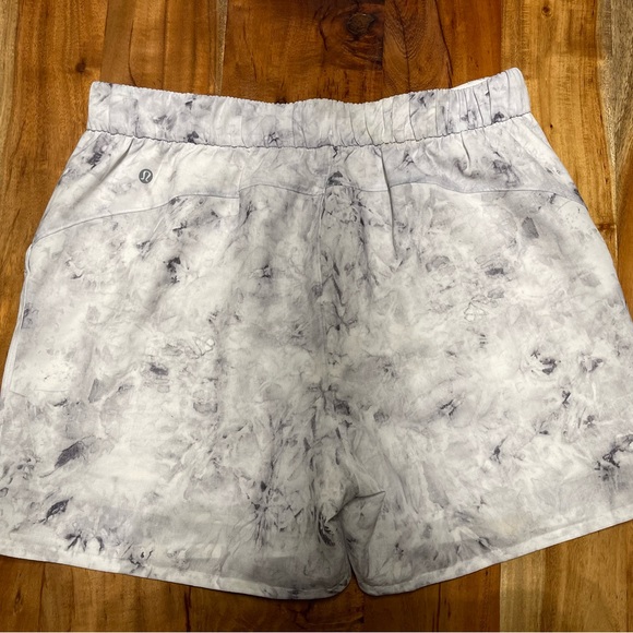 🩶 LULULEMON White/Gray Tie-Dye Shorts 5” Size 10🩶 - Picture 2 of 3